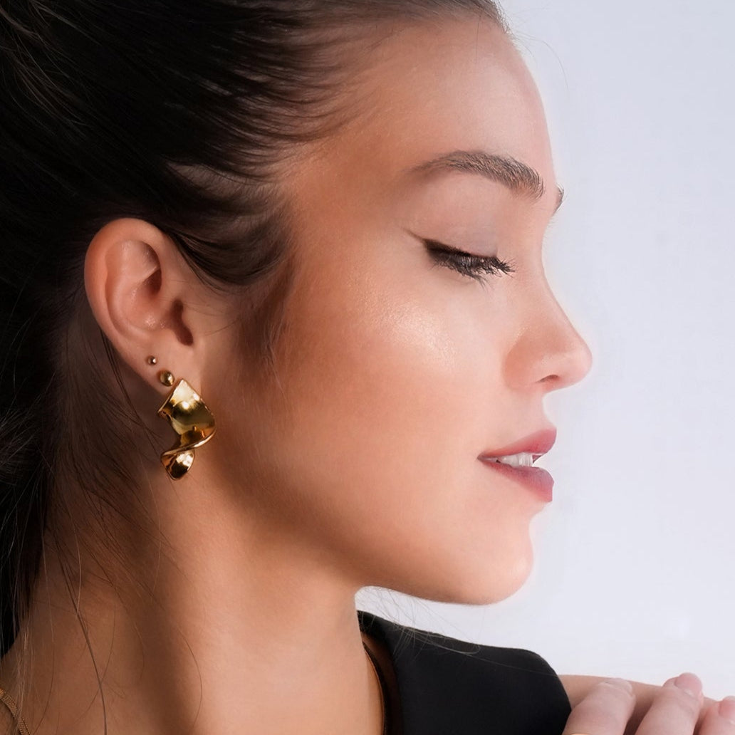MARGINA : Boucles d'oreilles clous modernistes torsadées - Une affirmation audacieuse de l'élégance contemporaine