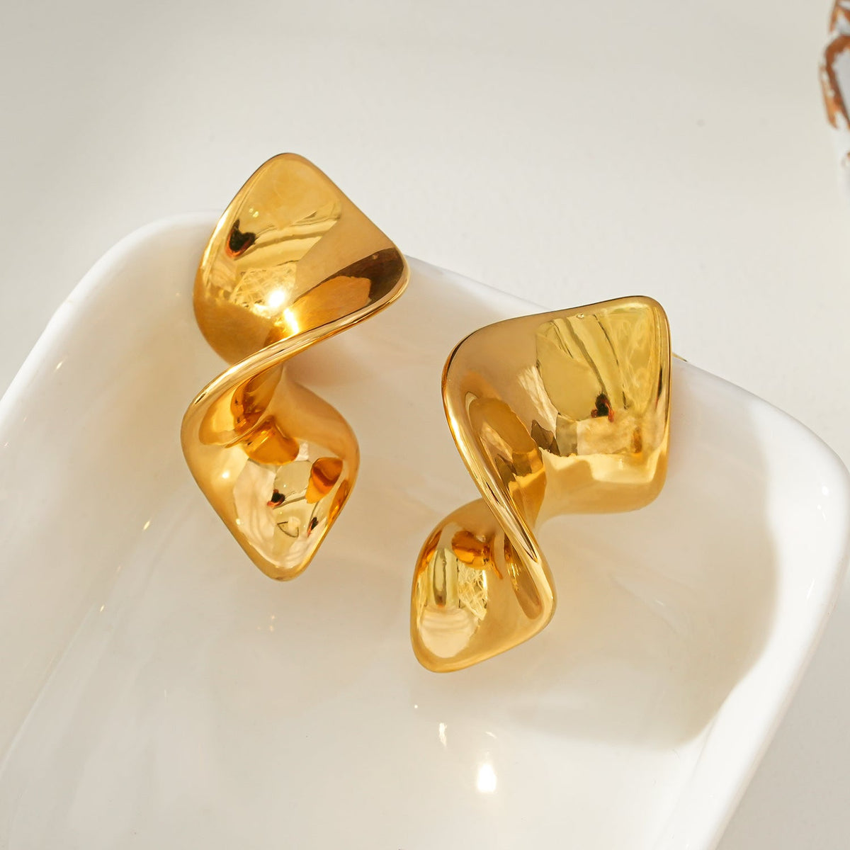 MARGINA : Boucles d'oreilles clous modernistes torsadées - Une affirmation audacieuse de l'élégance contemporaine