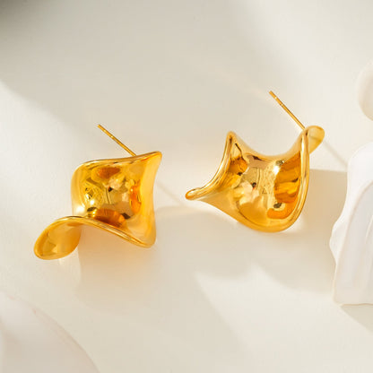 MARGINA : Boucles d'oreilles clous modernistes torsadées - Une affirmation audacieuse de l'élégance contemporaine