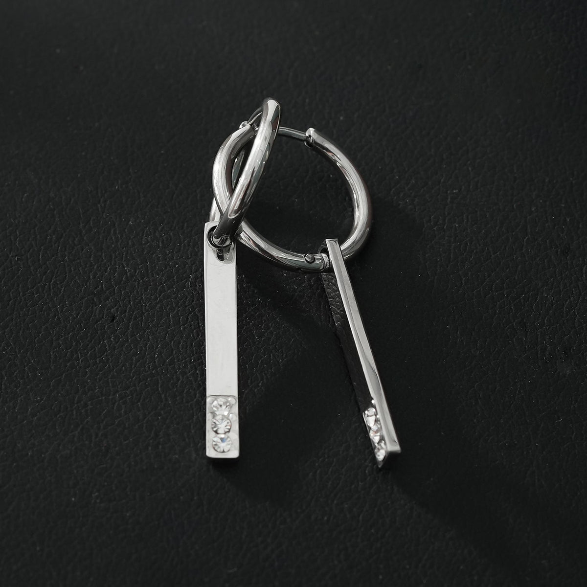 Style MAYLA : Créoles Argentées au Charme Minimaliste avec Trio de Zircons