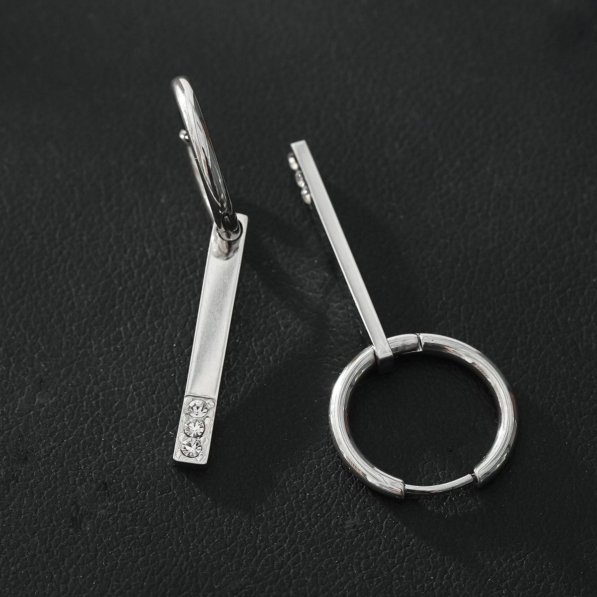 Style MAYLA : Créoles Argentées au Charme Minimaliste avec Trio de Zircons