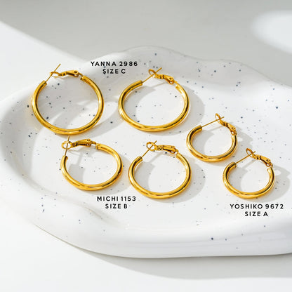 YOSHIKO : Créoles essentielles de largeur moyenne, dorées, taille A (2 cm)