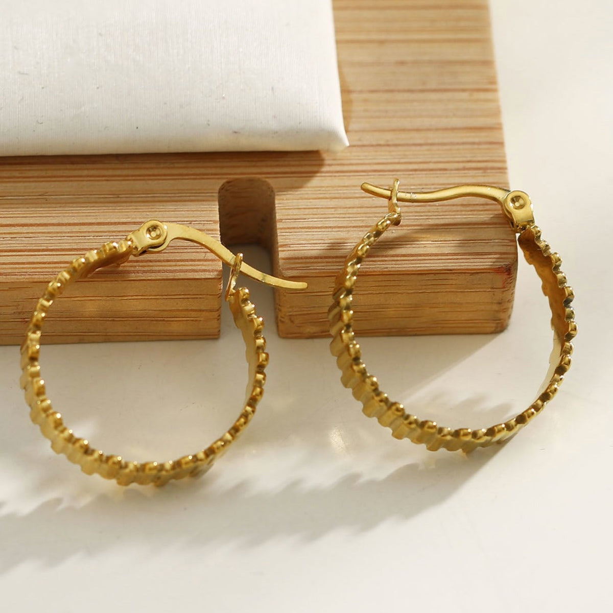 Boucles d'oreilles créoles échelonnées asymétriques KANA