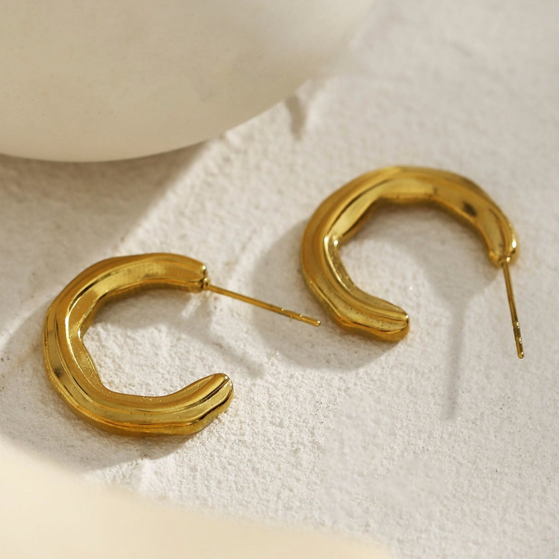 BACOLA: Boucles d'oreilles créoles Lignes sculptées