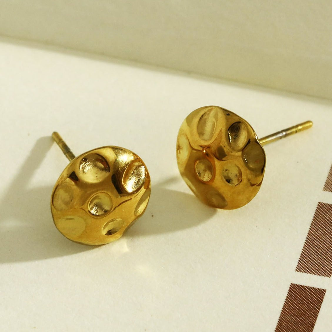 Boucles d'oreilles clous disque texturé SIGRID