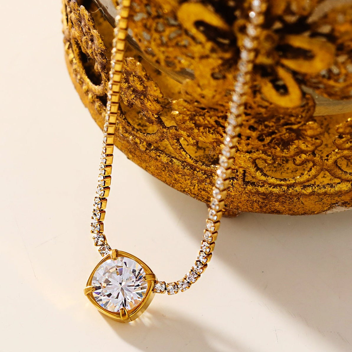 AURA : Pendentif oxyde de zirconium serti sur une chaîne perlée de mini-oxydes de zirconium