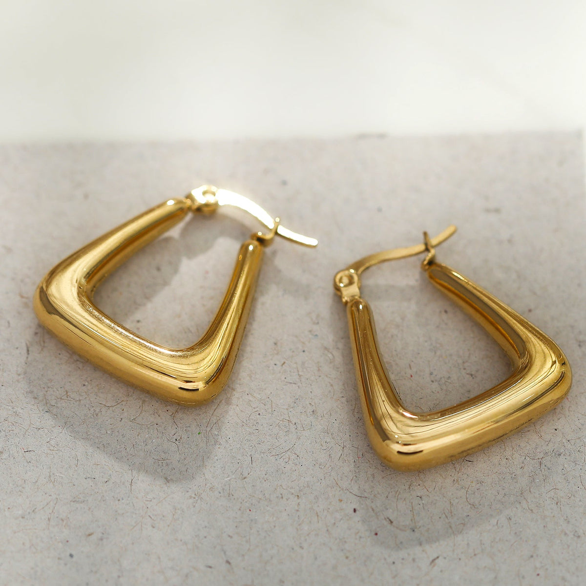 Boucles d'oreilles créoles mini triangle épaisses ANIKA en or