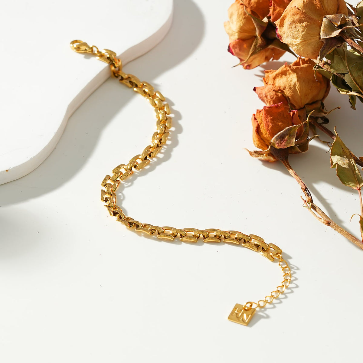 Style PROVINIA: Retro Watch Style Strap Bracelet in Gold