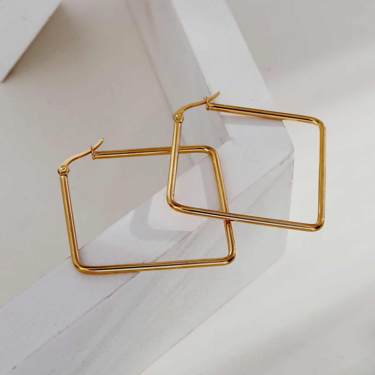Boucles d'oreilles créoles carrées dorées REILYNN