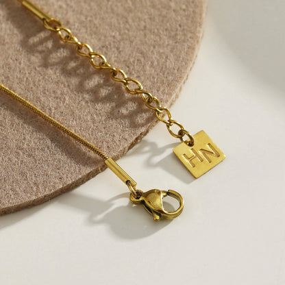 Bracelet RIO texturé effet serpent avec breloques dorées et œil de tigre