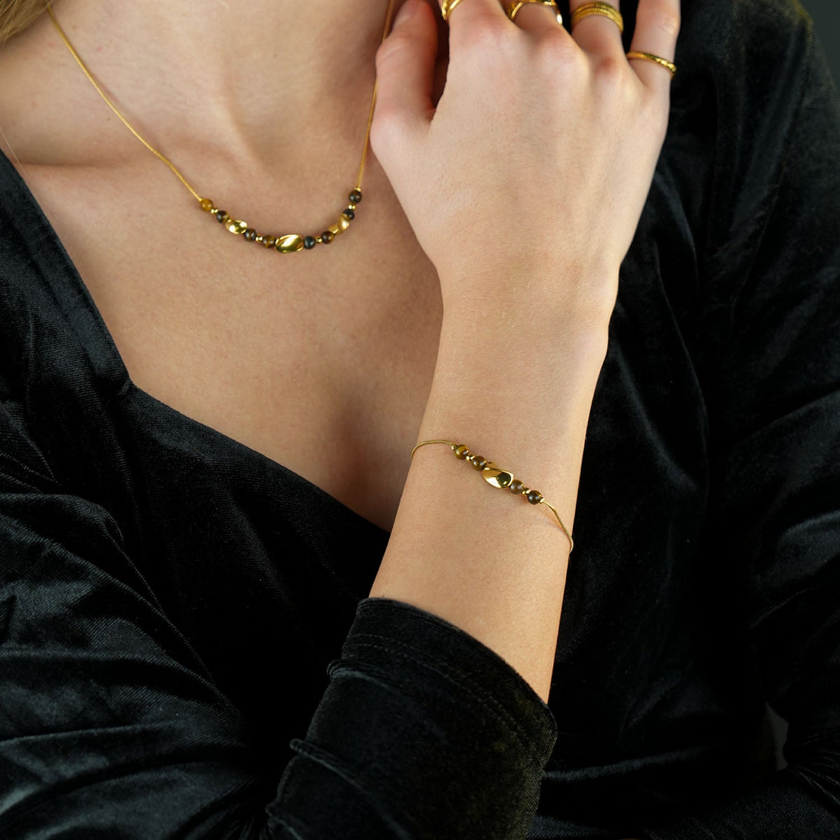 Bracelet RIO texturé effet serpent avec breloques dorées et œil de tigre