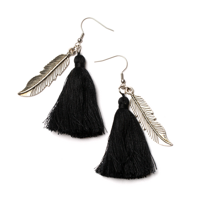 Boucles d'oreilles à pompons avec breloque feuille
