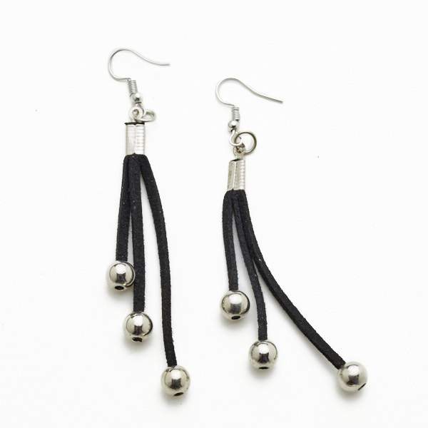 Boucle d'oreille en suédine avec billes argentées