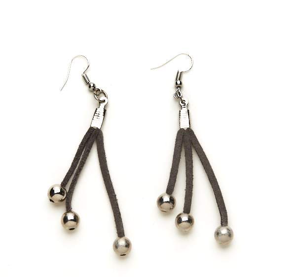 Boucle d'oreille en suédine avec billes argentées