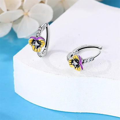 Boucles d'oreilles créoles élégantes en argent sterling avec fleur de pensée et zircones cubiques