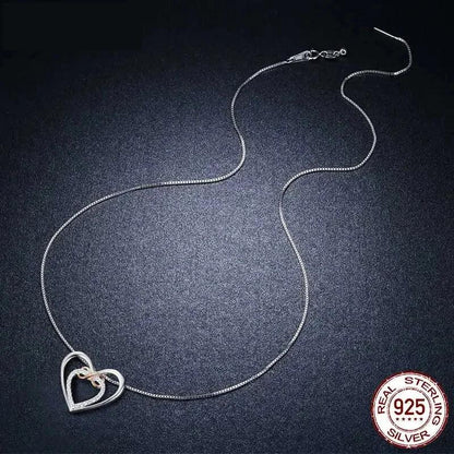 Cœurs Entrelacés : Collier Infini en Argent Sterling avec Double Cœur