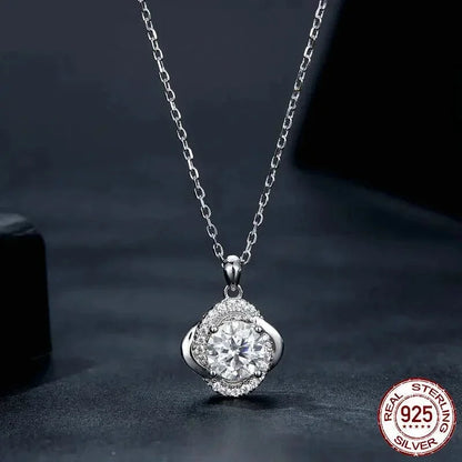 Collier pendentif Trèfle porte-bonheur en argent sterling et moissanite 1 carat