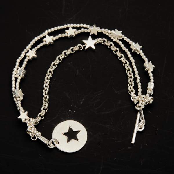 Bracelet multi-rangs en plaqué argent avec pendentif étoile et fermoir en T