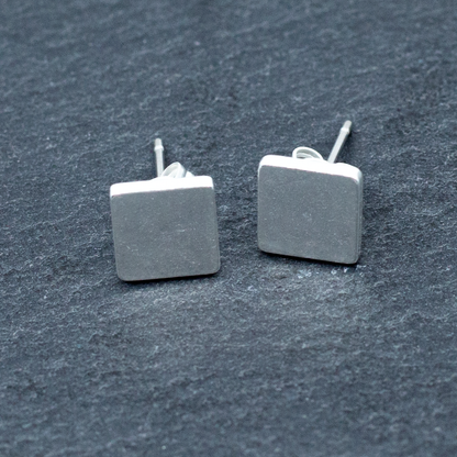 Boucles d'oreilles clous carrées simples en argent