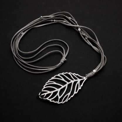 Collier en suédine avec pendentif feuille en plaqué argent