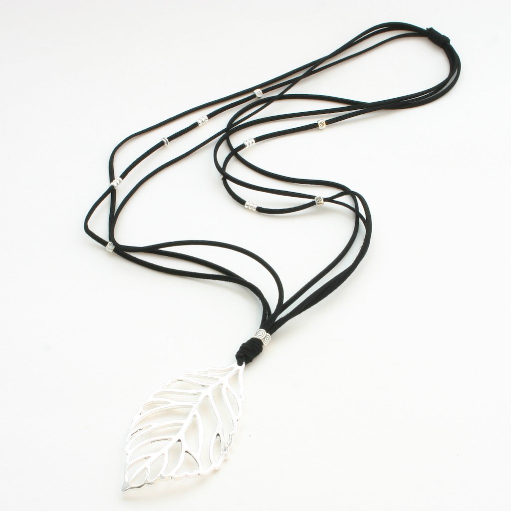 Collier en suédine avec pendentif feuille en plaqué argent