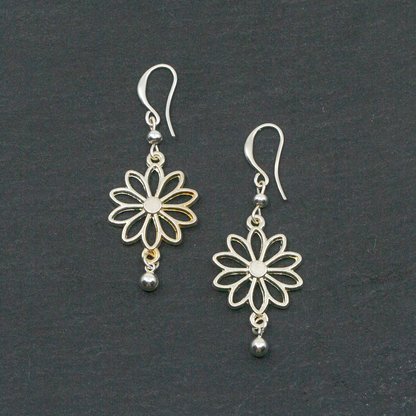 Petites boucles d'oreilles fleur plaquées argent