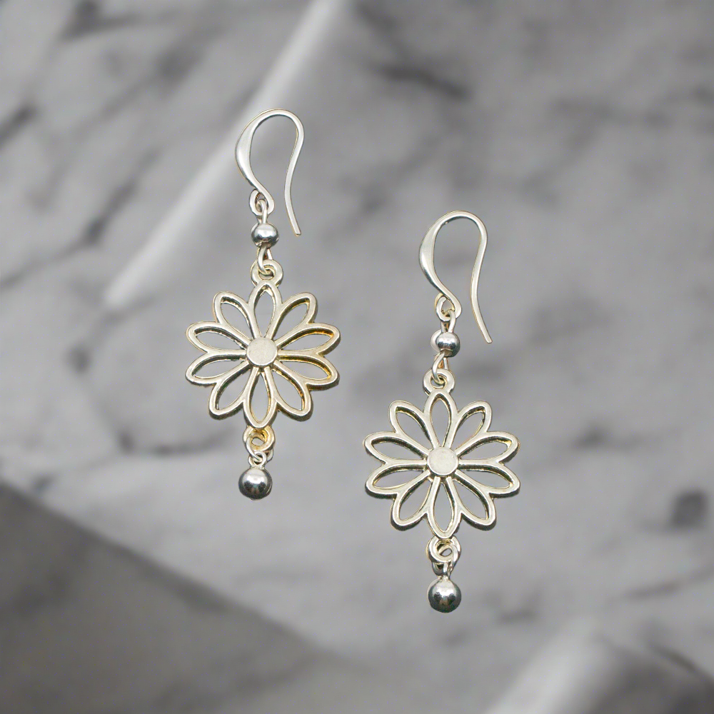 Petites boucles d'oreilles fleur plaquées argent