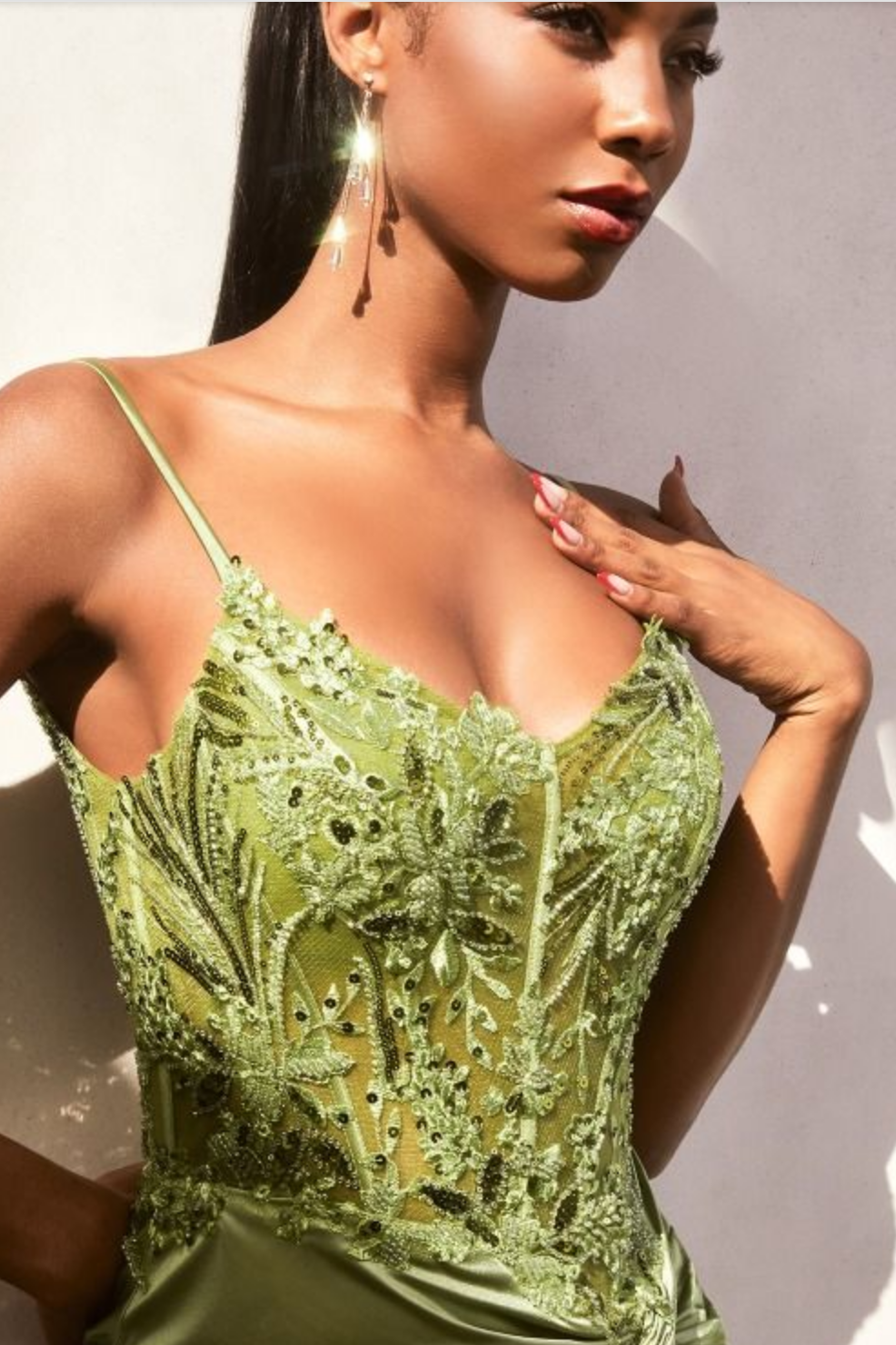 7 COULEURS DISPONIBLES - ROBE DE SOIRÉE EN SATIN AJUSTÉE AVEC CORSAGE ORNÉ