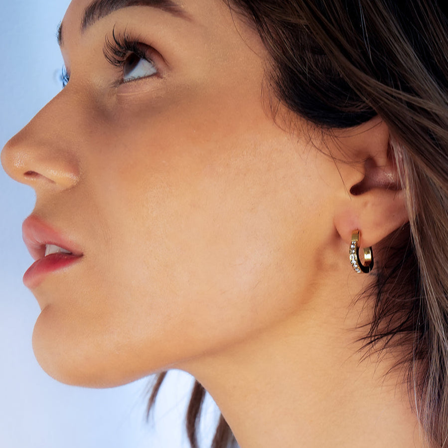 Style TENDER Gold: Heart Shaped Pavé Zirconia Embedded Mini Hoops