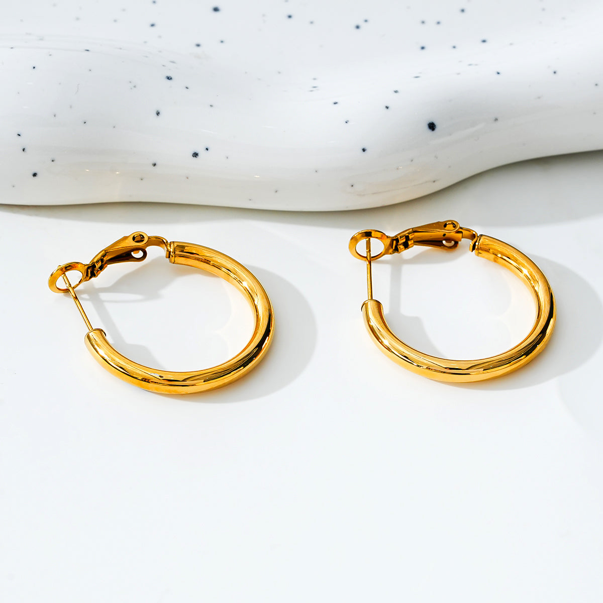 YOSHIKO : Créoles essentielles de largeur moyenne, dorées, taille A (2 cm)