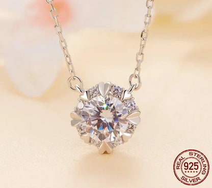 Alternative éblouissante au diamant : Collier pendentif en argent sterling avec moissanite de 1 carat