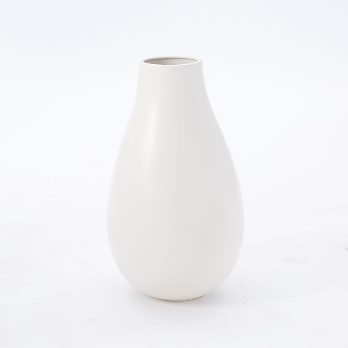 Collection de vases blancs surdimensionnés