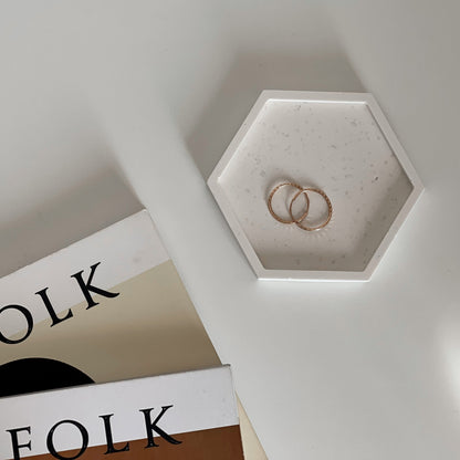 Plateau à bibelots hexagonal en Jesmonite : Décoration scandinave