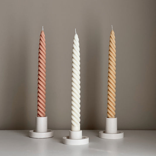 Grande bougie conique torsadée en cire de soja : Décoration pastel faite à la main