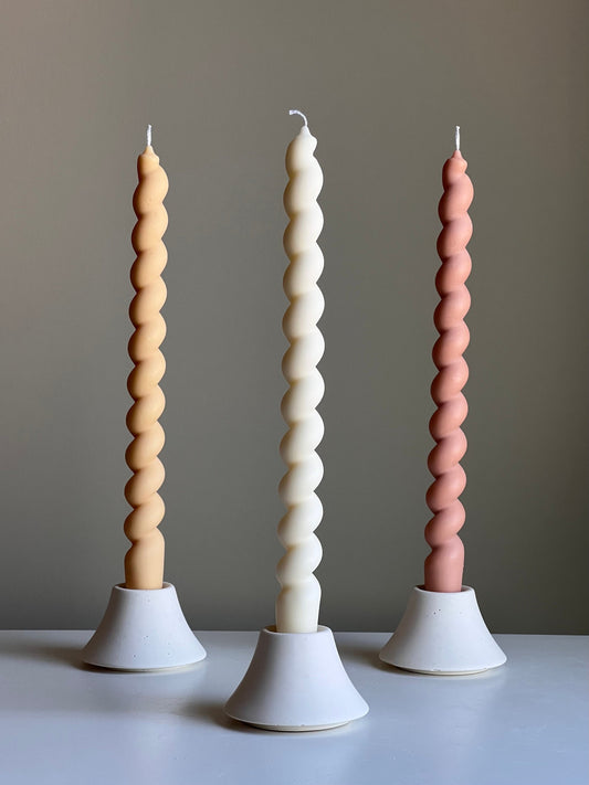 Grande bougie conique torsadée en cire de soja : Décoration pastel faite à la main