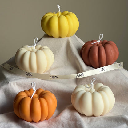 Bougie d'automne artisanale à la citrouille en cire de soja : Décoration de la saison effrayante