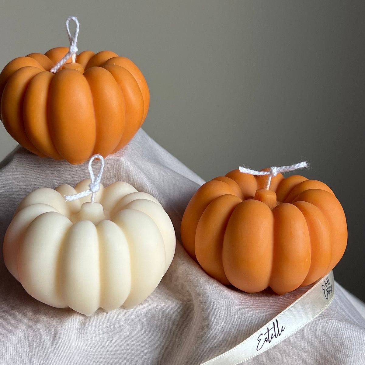 Bougie d'automne artisanale à la citrouille en cire de soja : Décoration de la saison effrayante