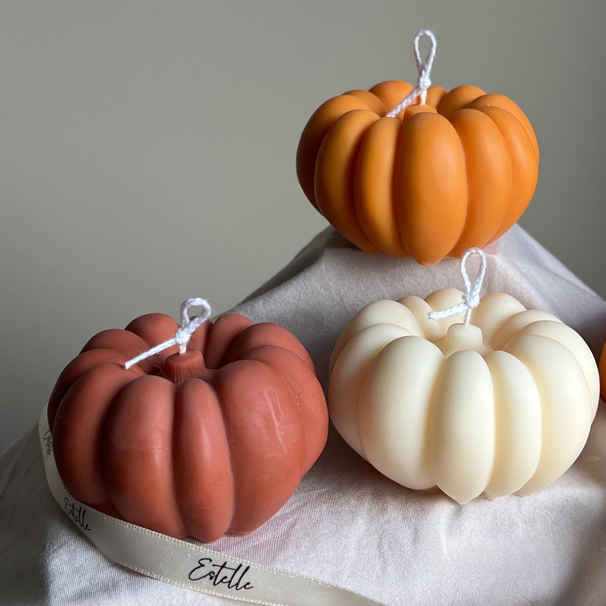 Bougie d'automne artisanale à la citrouille en cire de soja : Décoration de la saison effrayante