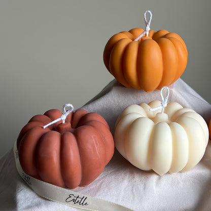 Bougie d'automne artisanale à la citrouille en cire de soja : Décoration de la saison effrayante
