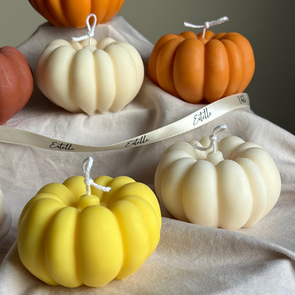 Bougie d'automne artisanale à la citrouille en cire de soja : Décoration de la saison effrayante