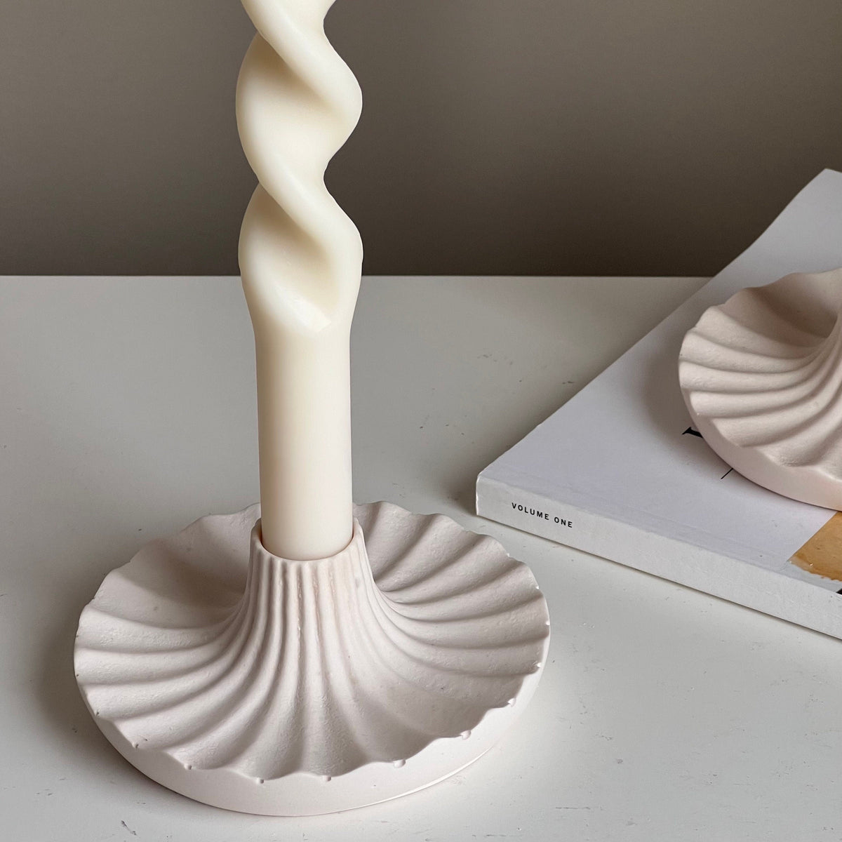 Bougeoir rond en Jesmonite : Décoration de table élégante