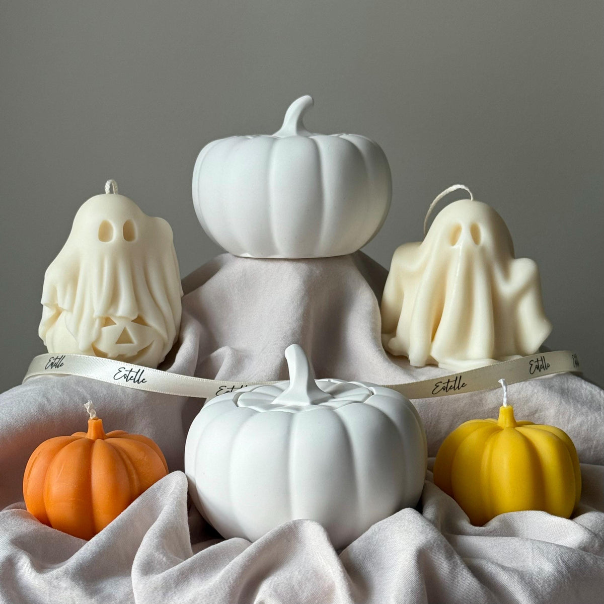 Bougie en cire de soja dans un pot citrouille : Décoration d'automne artisanale en Jesmonite