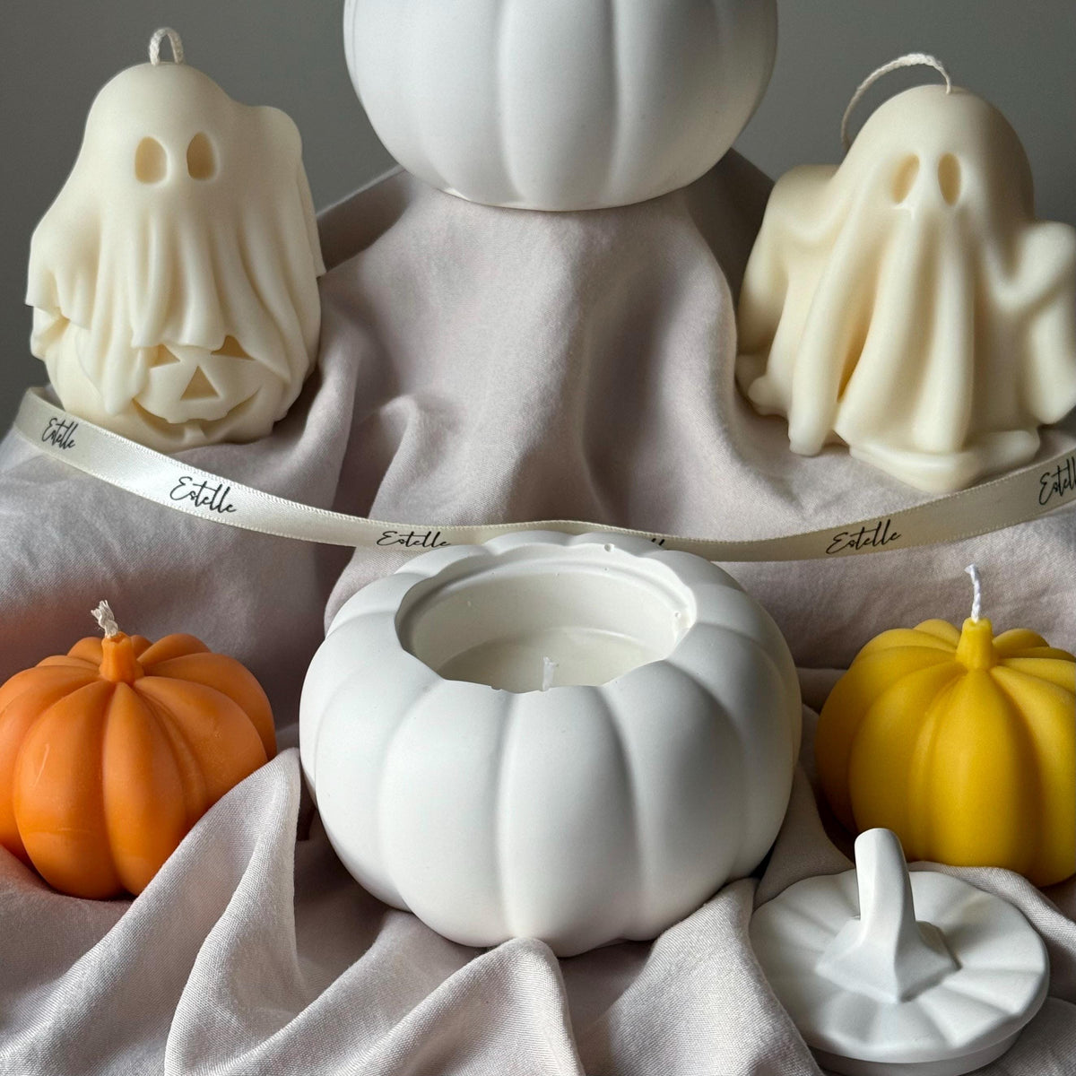 Bougie en cire de soja dans un pot citrouille : Décoration d'automne artisanale en Jesmonite