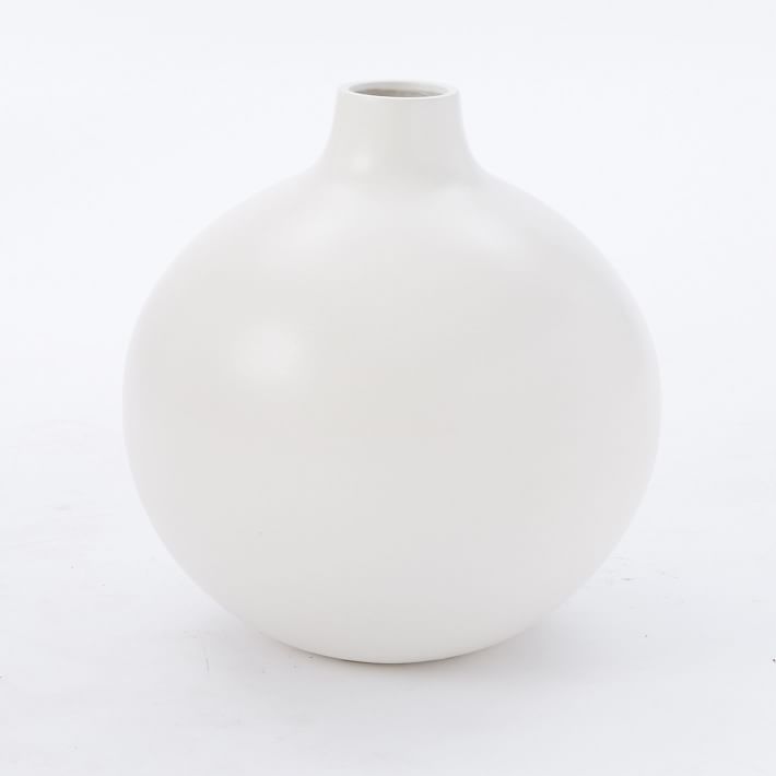 Collection de vases blancs surdimensionnés