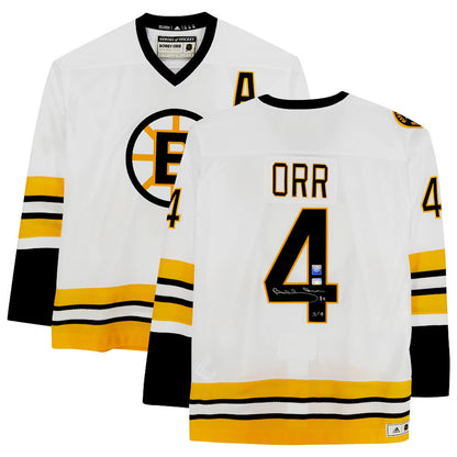 MAILLOT BLANC DES BRUINS DE BOSTON AUTOGRAPHIÉ PAR BOBBY ORR – ÉDITION LIMITÉE #3/4 – AVEC CERTIFICAT D'AUTHENTICITÉ GNR (TAILLE L OU XL)