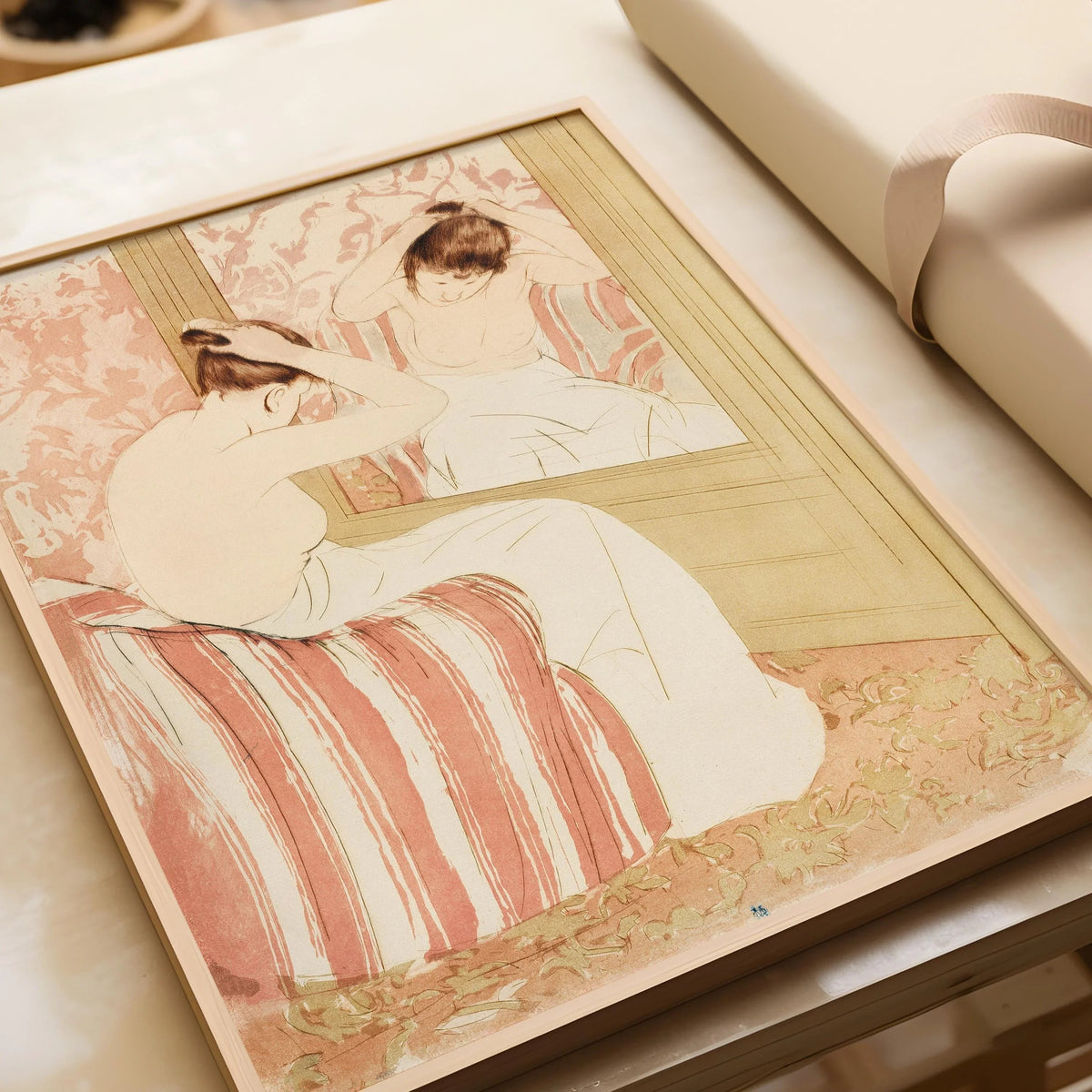 Mary Cassatt - La Coiffure | Tableau impressionniste célèbre (disponible encadré à la main ou non encadré)