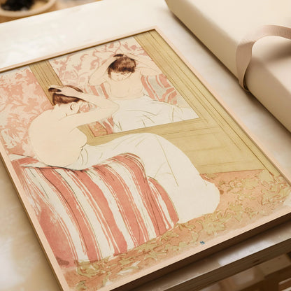 Mary Cassatt - La Coiffure | Tableau impressionniste célèbre (disponible encadré à la main ou non encadré)