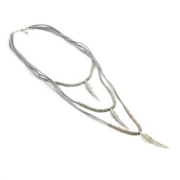 Collier en daim avec plumes